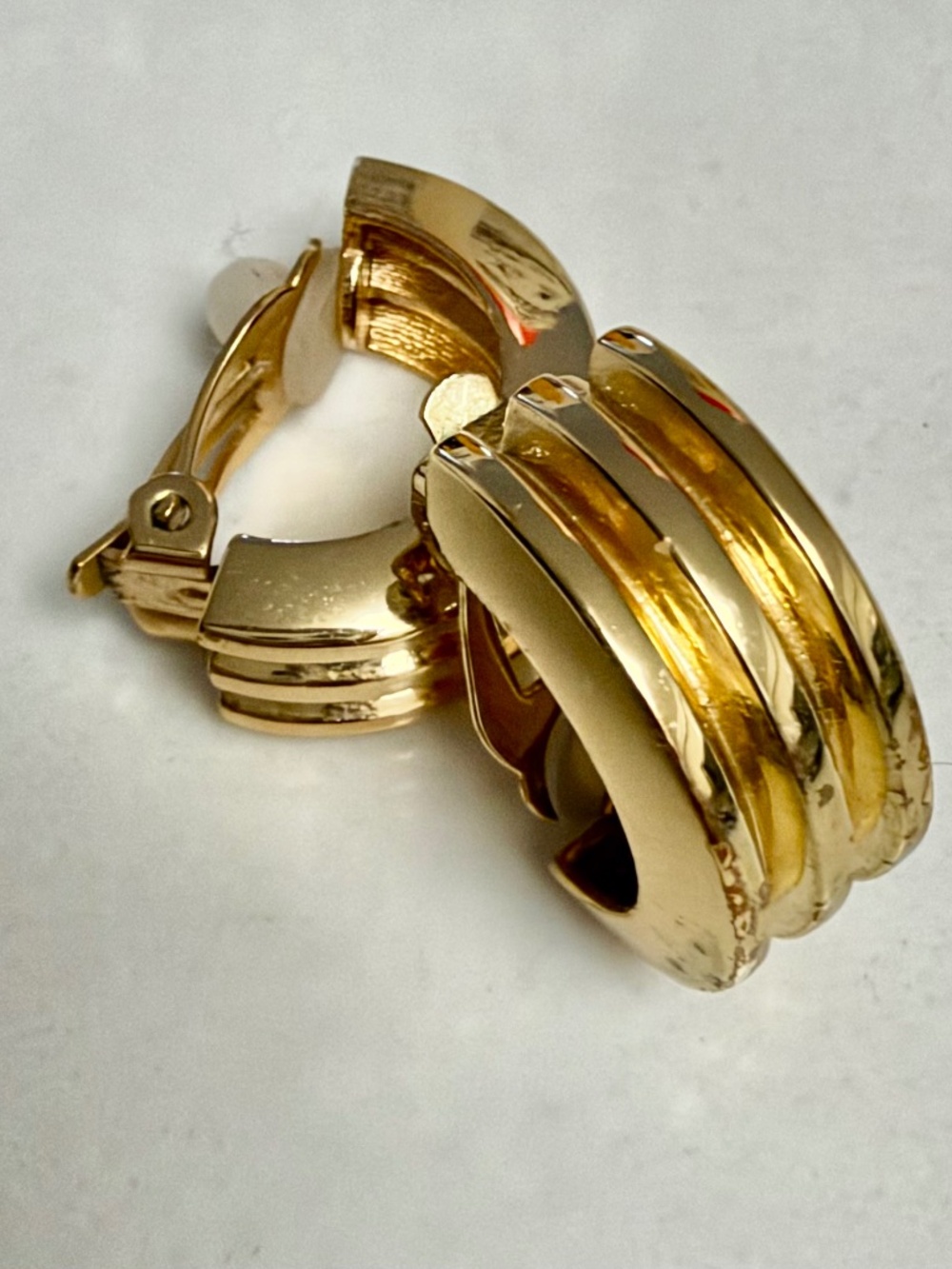 JENNY BIRD Gold Ribbed Chunky Half Hoop Clip-On Earrings